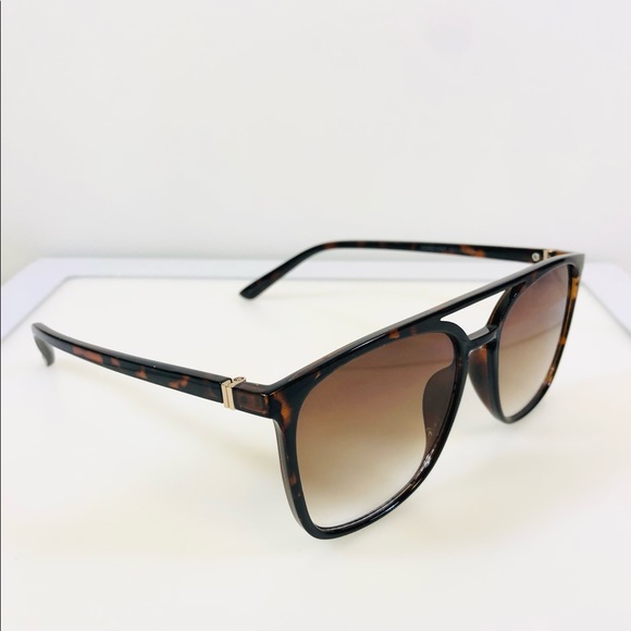 Women’s Banana Republic Fashion Sunglasses - Picture 6 of 7